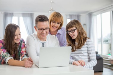 Dizüstü bilgisayar kullanarak Dört Kişilik Aile 
