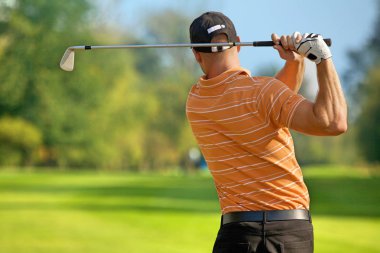Golf sopası sallayan adam.