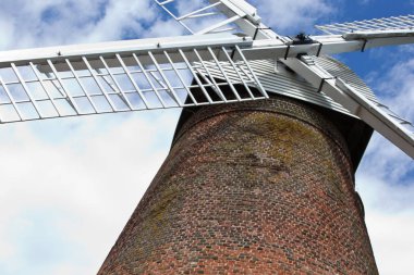 Mavi gökyüzüne karşı rüzgar gülü