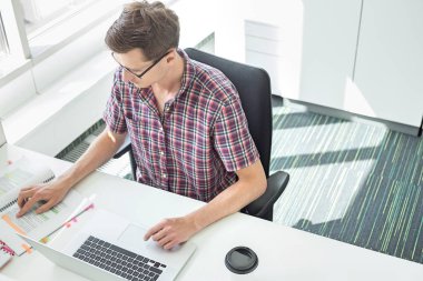 Masa başında çalışan yaratıcı iş adamı