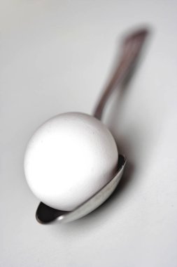 Çiğ yumurta kaşık üzerinde