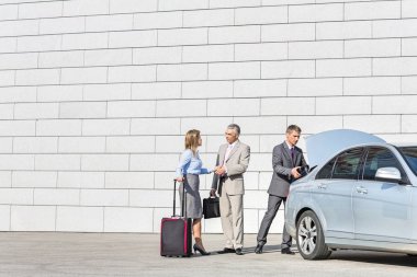 İş adamları ile el sıkışan Bagaj