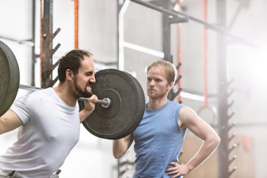 Halter kaldırma yardımcı arkadaş adam