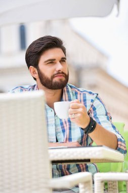 Kahve kaldırım café'de olan adam