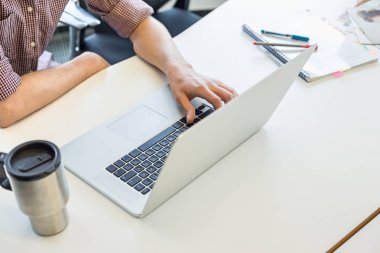 dizüstü bilgisayar kullanan adam