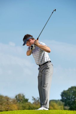 Golf oynayan adam.