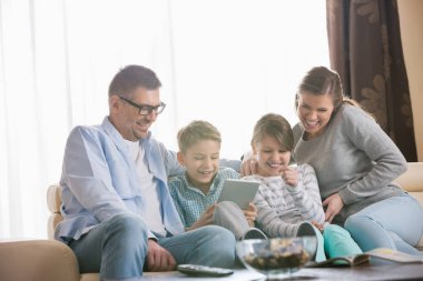 Tablet pc kullanan aile