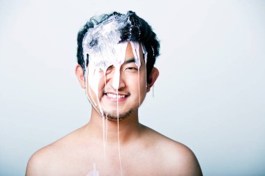 adam başına düşen pembe boya ile 