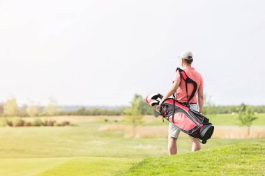 Golf sahasında orta yaşlı adam
