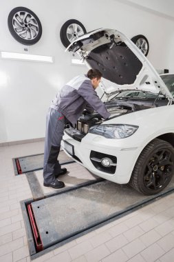 Otomobil mekanik tamir araba motoru