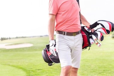 Golf sahasında orta yaşlı adam