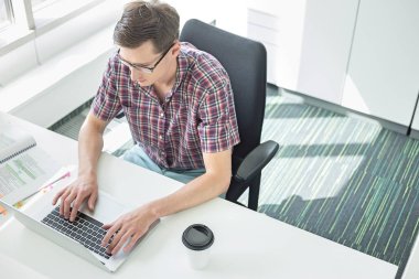 Dizüstü bilgisayar kullanan iş adamı