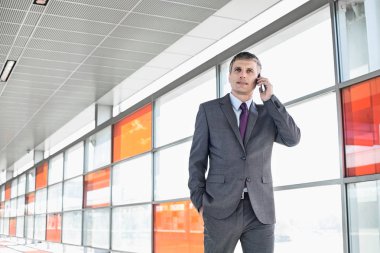 Cep telefonu kullanan bir iş adamı.