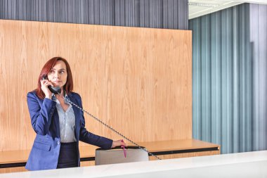 Telefonla konuşurken resepsiyonist