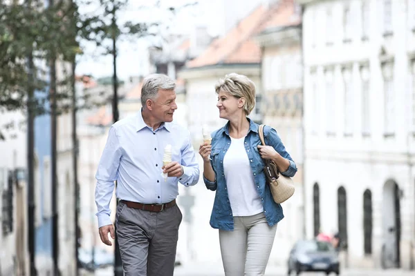 Happy middle-aged couple holding ice cream — Stock Photo, Image