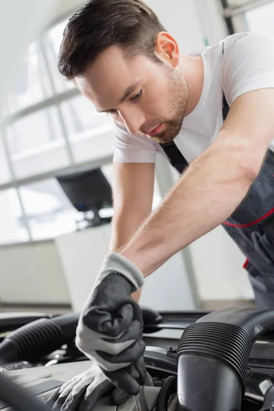 Wartungsingenieur repariert Auto — Stockfoto