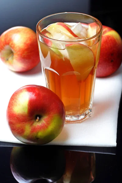 Zumo de manzana en vaso y manzanas — Foto de Stock