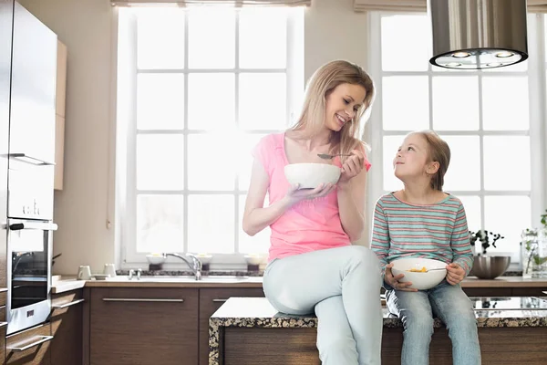 Mor och dotter med frukost — Stockfoto