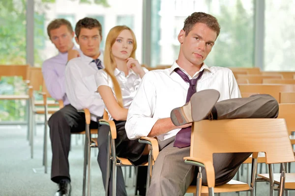 Företagsledare som sitter i raden — Stockfoto