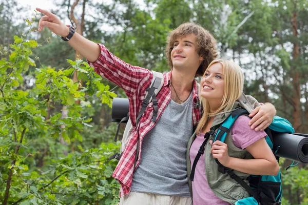 Male hiker with woman in forest — Stock Photo, Image