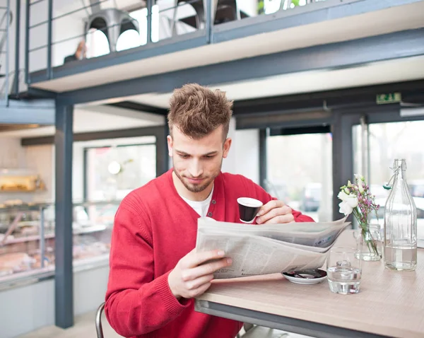 Young man reading newspaper — Stock Photo, Image