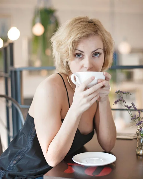 Young woman having coffee — Stock Photo, Image