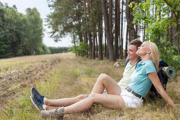 Paar entspannt im Wald — Stockfoto