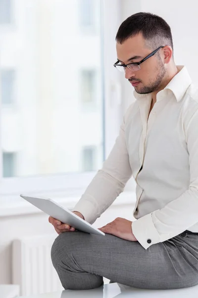 Zakenman met tablet computer — Stockfoto