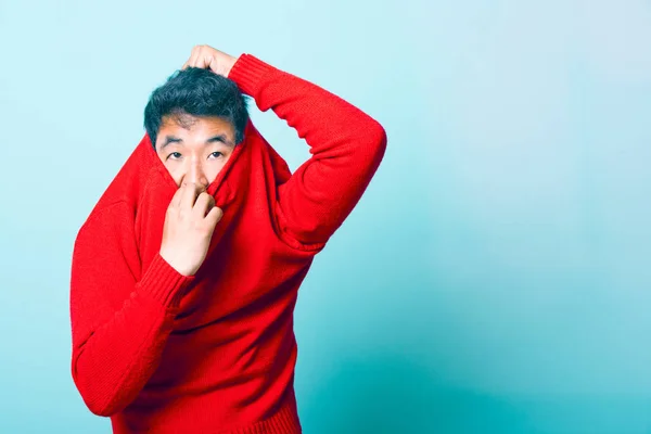 Homem tentando tirar de camisola — Fotografia de Stock