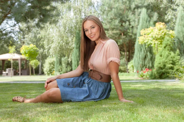 Bela jovem mulher relaxante no parque — Fotografia de Stock