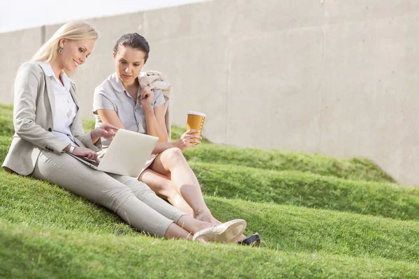 Mulheres de negócios com xícara de café e laptop — Fotografia de Stock