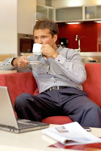 Jonge man het drinken van thee — Stockfoto