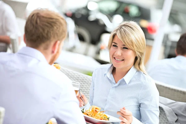 Geschäftsfrau beim Essen mit männlichem Kollegen — Stockfoto