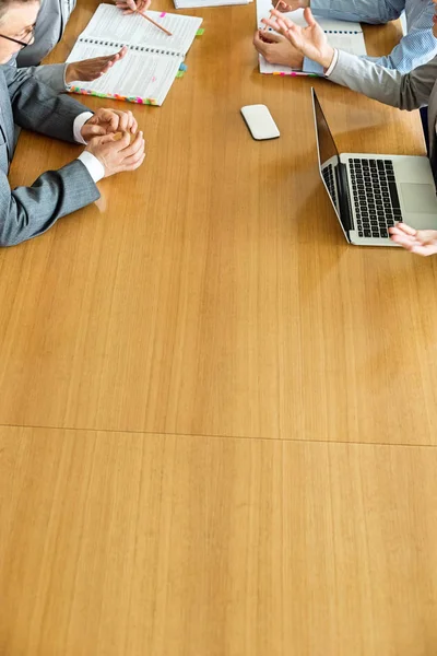 Επιχειρηματίες που συζητάμε στο τραπέζι συσκέψεων — Φωτογραφία Αρχείου