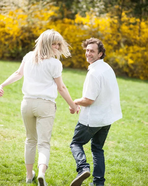 Paar hält Händchen im Park — Stockfoto