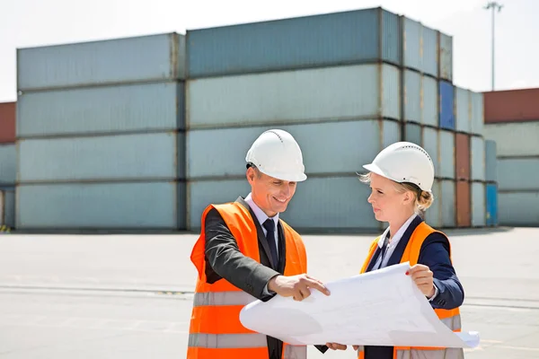 Ingenjörer titta på plan — Stockfoto