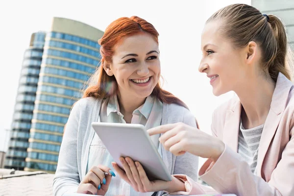 Estudantes usando tablet PC — Fotografia de Stock