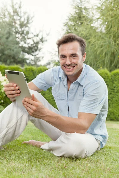 Uomo che utilizza tablet computer nel parco — Foto Stock
