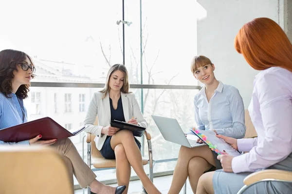 Mulheres de negócios discutindo no escritório — Fotografia de Stock