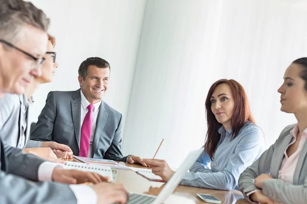 Affärsmän i konferensrummet — Stockfoto