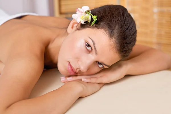 Femme relaxante sur table de massage — Photo