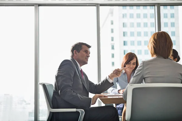 Gente de negocios en la sala de conferencias — Foto de Stock