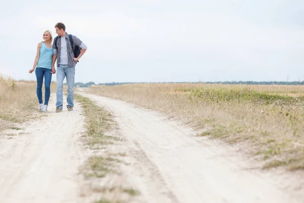 Pareja de pie en camino en el campo — Foto de Stock