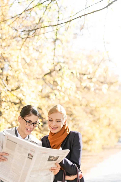 Feliz mujer de negocios leyendo el periódico — Foto de Stock