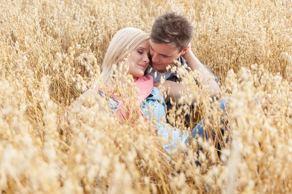 Couple relaxing amidst field — Stock Photo, Image