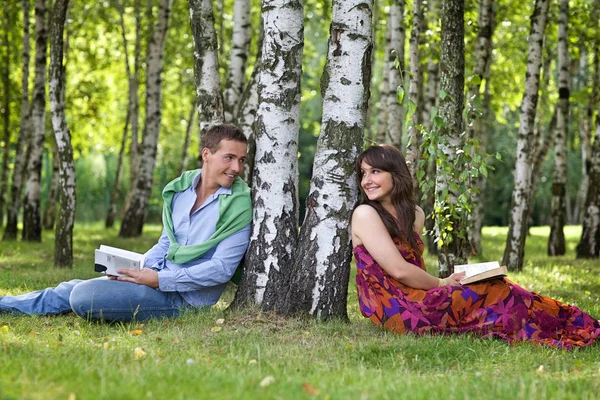 Zwei lesen Bücher im Park — Stockfoto
