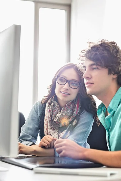 Affärskollegor diskutera över stationär dator — Stockfoto