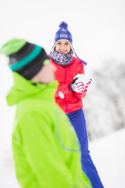 Amigos teniendo pelea de bolas de nieve — Foto de Stock