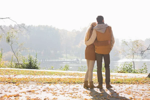 Paret tittar på sjön i parken — Stockfoto