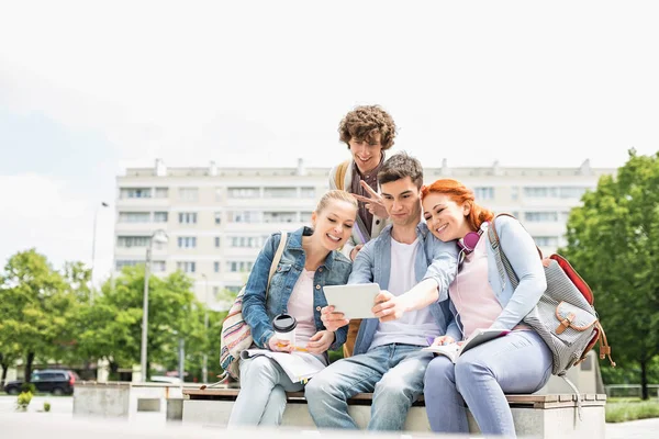 Jóvenes estudiantes fotografiándose — Foto de Stock